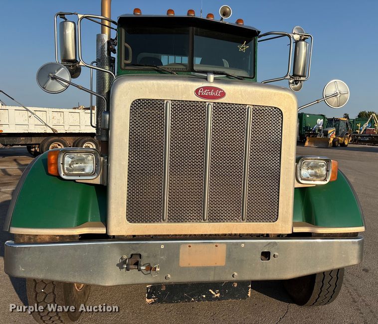 image for item EU4590 2016 Peterbilt 365 semi truck