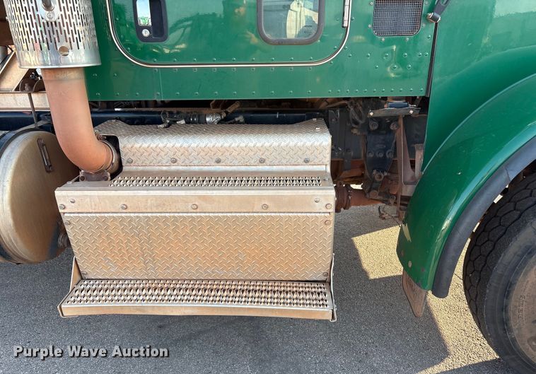 image for item EU4590 2016 Peterbilt 365 semi truck