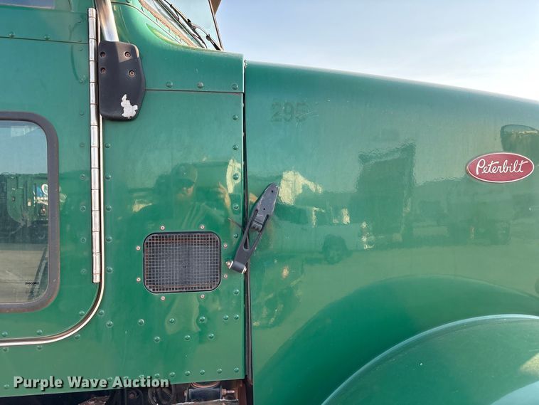 image for item EU4590 2016 Peterbilt 365 semi truck