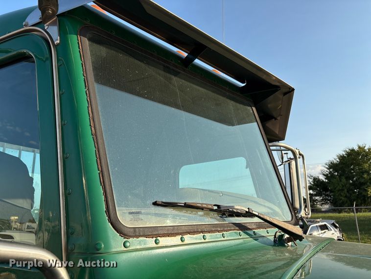 image for item EU4590 2016 Peterbilt 365 semi truck