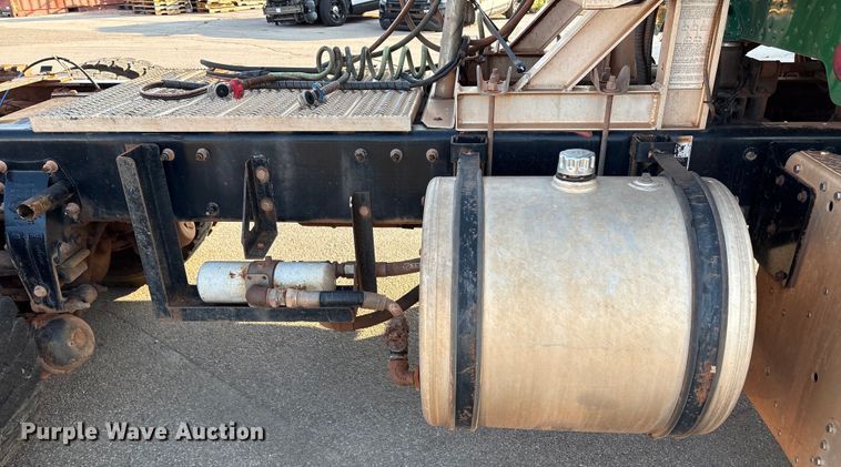 image for item EU4590 2016 Peterbilt 365 semi truck