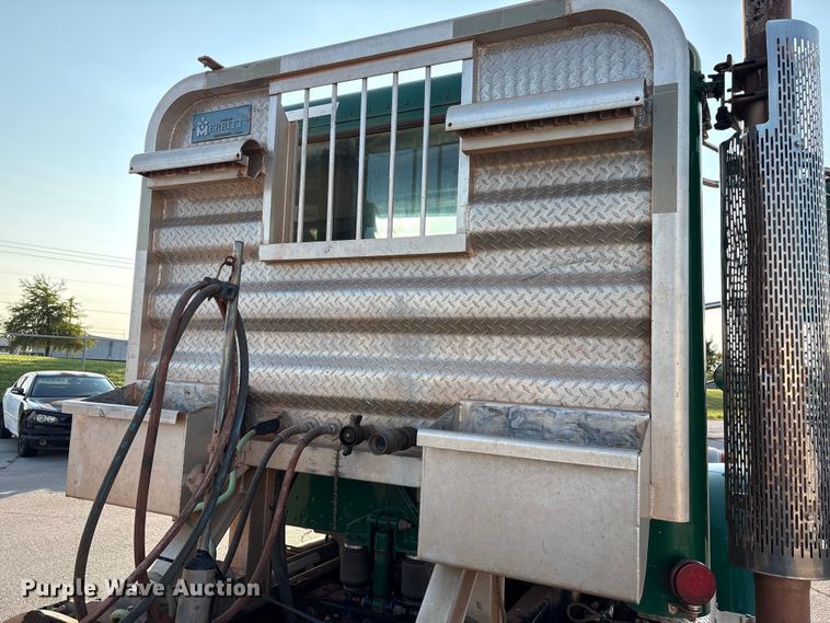 image for item EU4590 2016 Peterbilt 365 semi truck