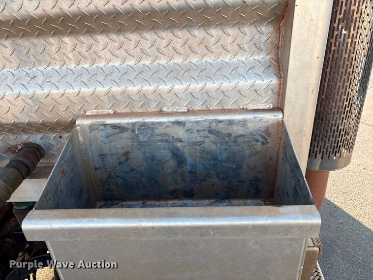 image for item EU4590 2016 Peterbilt 365 semi truck