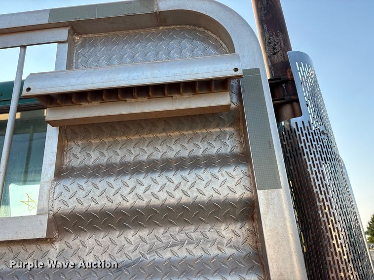 image for item EU4590 2016 Peterbilt 365 semi truck