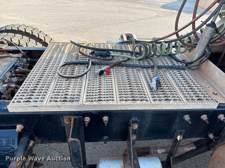 image for item EU4590 2016 Peterbilt 365 semi truck