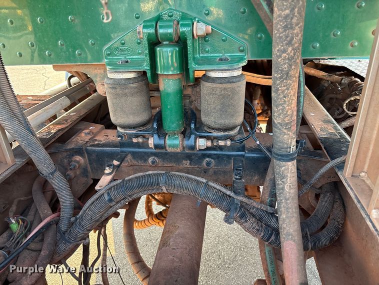 image for item EU4590 2016 Peterbilt 365 semi truck