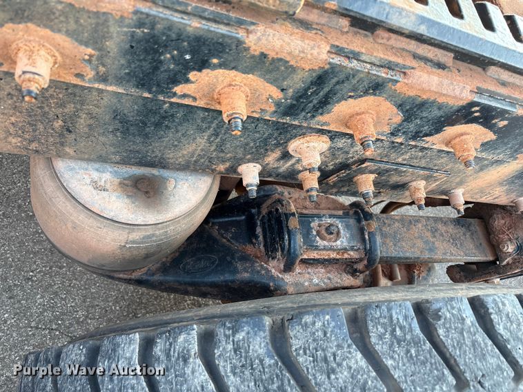 image for item EU4590 2016 Peterbilt 365 semi truck