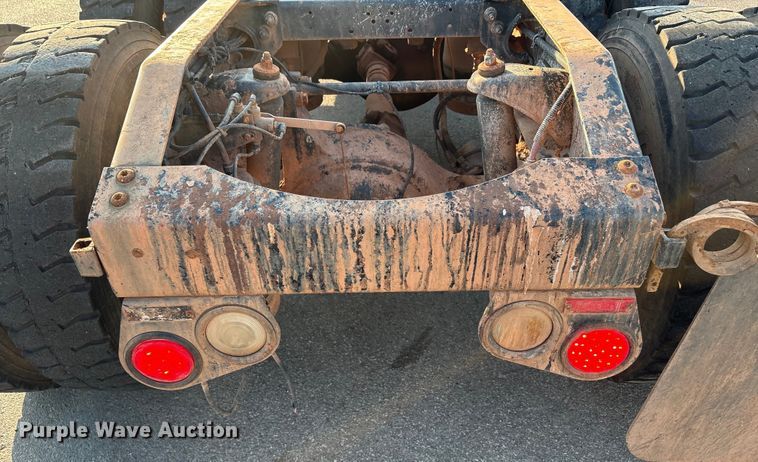 image for item EU4590 2016 Peterbilt 365 semi truck