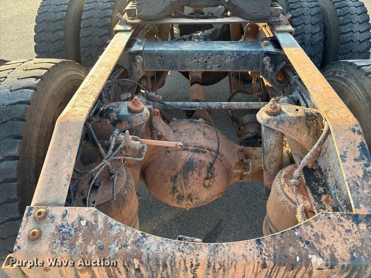 image for item EU4590 2016 Peterbilt 365 semi truck