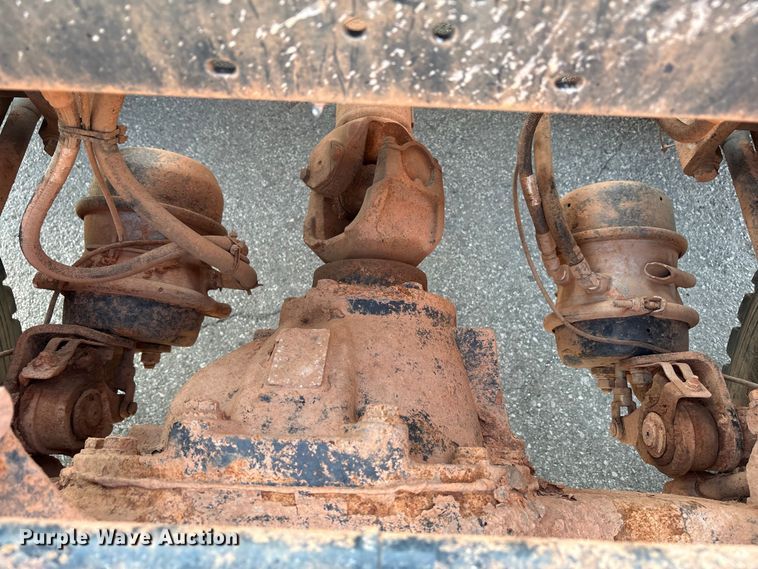 image for item EU4590 2016 Peterbilt 365 semi truck