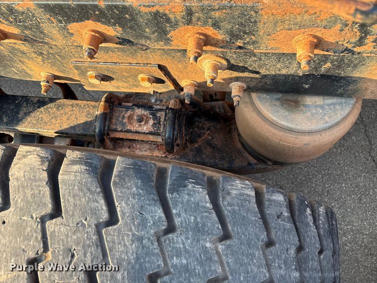 image for item EU4590 2016 Peterbilt 365 semi truck