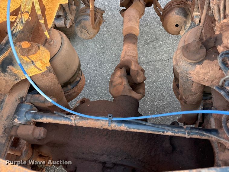 image for item EU4590 2016 Peterbilt 365 semi truck