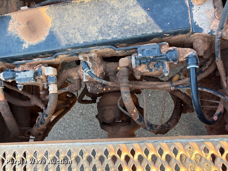 image for item EU4590 2016 Peterbilt 365 semi truck