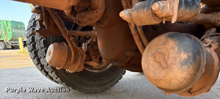 image for item EU4590 2016 Peterbilt 365 semi truck