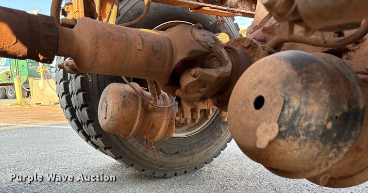 image for item EU4590 2016 Peterbilt 365 semi truck