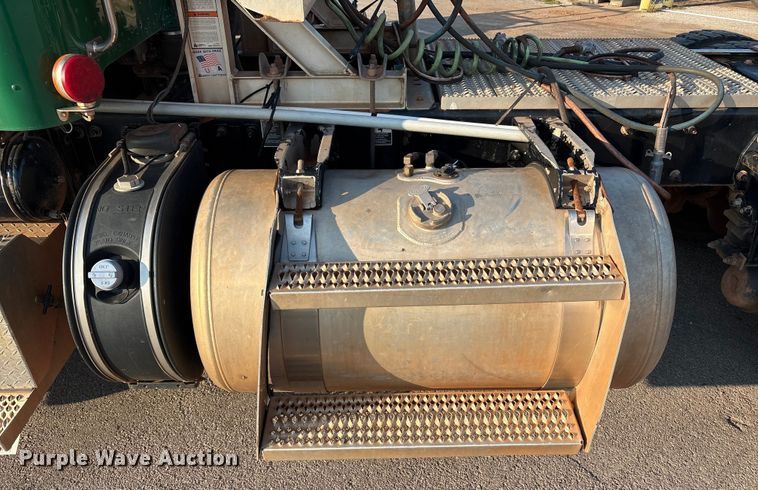 image for item EU4590 2016 Peterbilt 365 semi truck