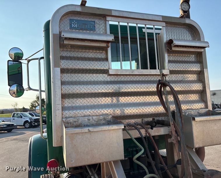 image for item EU4590 2016 Peterbilt 365 semi truck