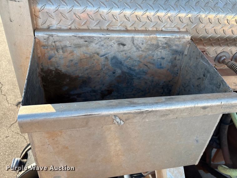 image for item EU4590 2016 Peterbilt 365 semi truck