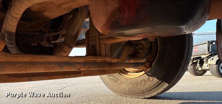 image for item EU4590 2016 Peterbilt 365 semi truck