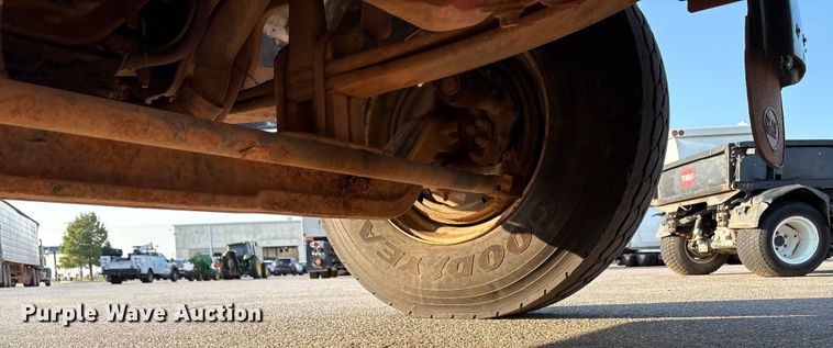 image for item EU4590 2016 Peterbilt 365 semi truck