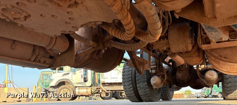 image for item EU4590 2016 Peterbilt 365 semi truck