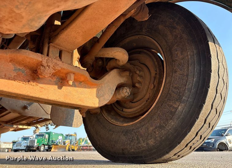 image for item EU4590 2016 Peterbilt 365 semi truck