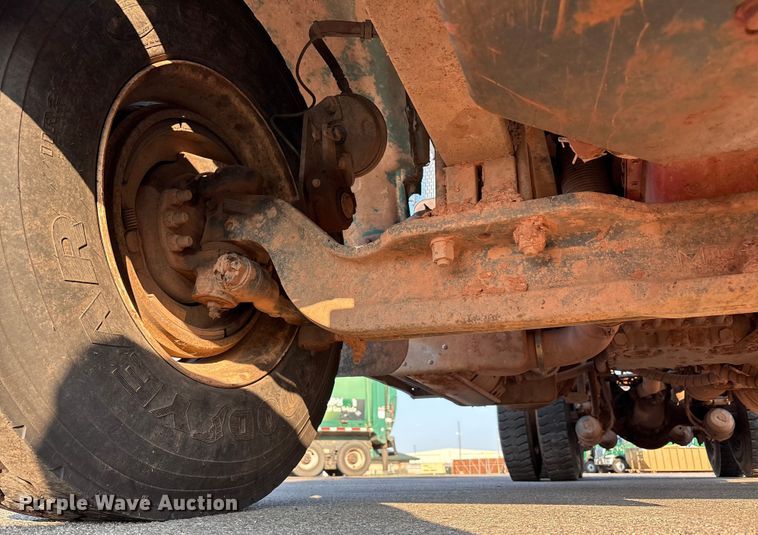 image for item EU4590 2016 Peterbilt 365 semi truck