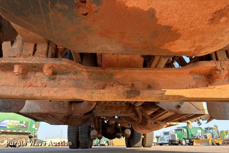 image for item EU4590 2016 Peterbilt 365 semi truck