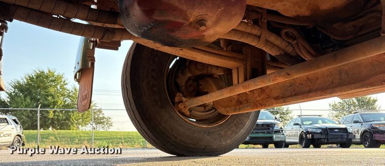 image for item EU4590 2016 Peterbilt 365 semi truck