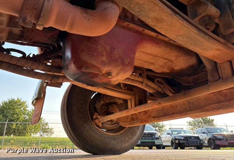 image for item EU4590 2016 Peterbilt 365 semi truck