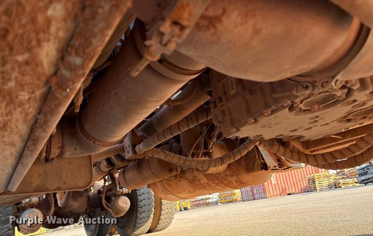 image for item EU4590 2016 Peterbilt 365 semi truck