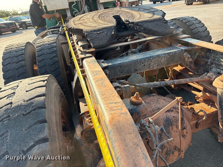 image for item EU4590 2016 Peterbilt 365 semi truck