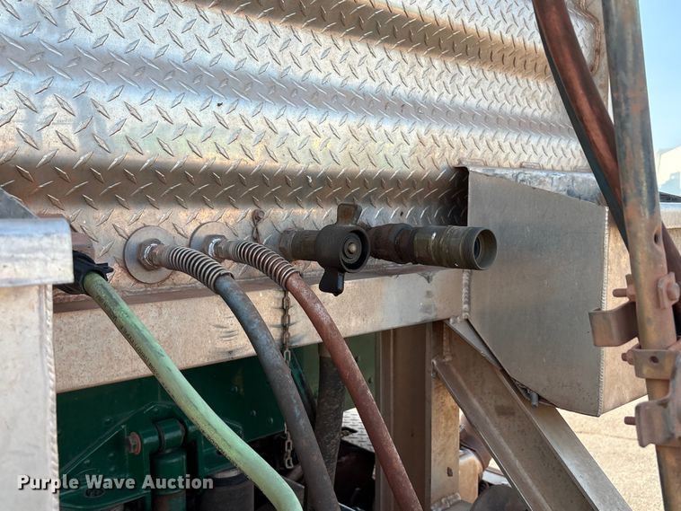 image for item EU4590 2016 Peterbilt 365 semi truck