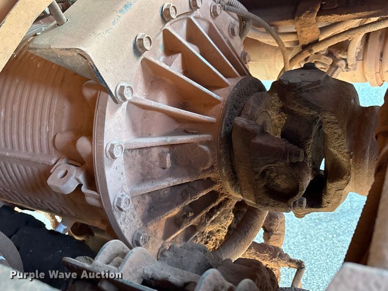 image for item EU4590 2016 Peterbilt 365 semi truck