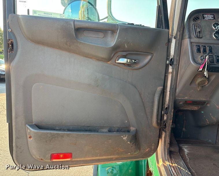 image for item EU4590 2016 Peterbilt 365 semi truck