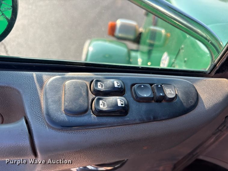 image for item EU4590 2016 Peterbilt 365 semi truck