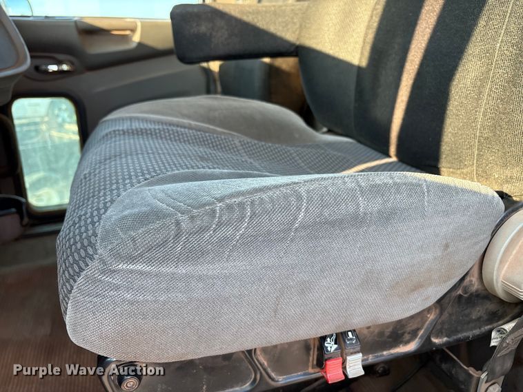 image for item EU4590 2016 Peterbilt 365 semi truck