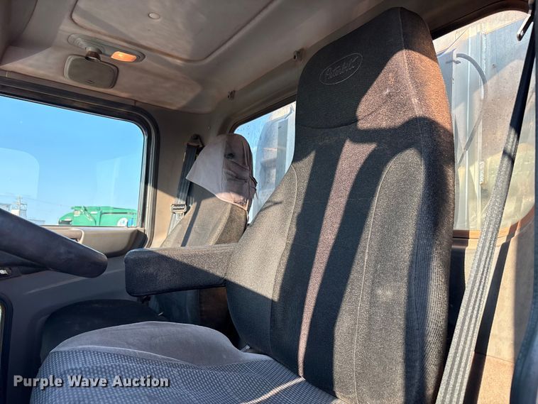 image for item EU4590 2016 Peterbilt 365 semi truck