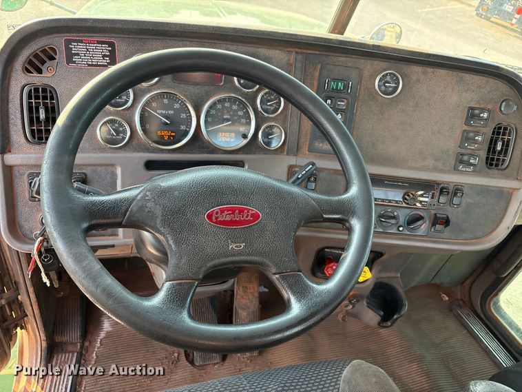 image for item EU4590 2016 Peterbilt 365 semi truck