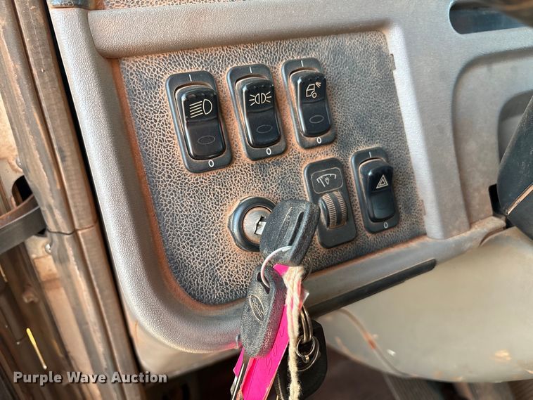 image for item EU4590 2016 Peterbilt 365 semi truck