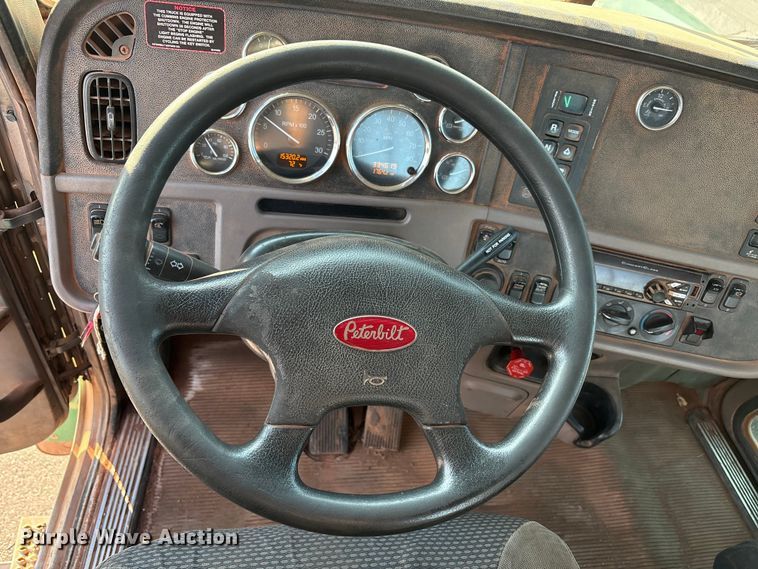 image for item EU4590 2016 Peterbilt 365 semi truck