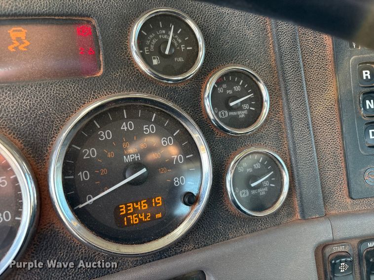 image for item EU4590 2016 Peterbilt 365 semi truck