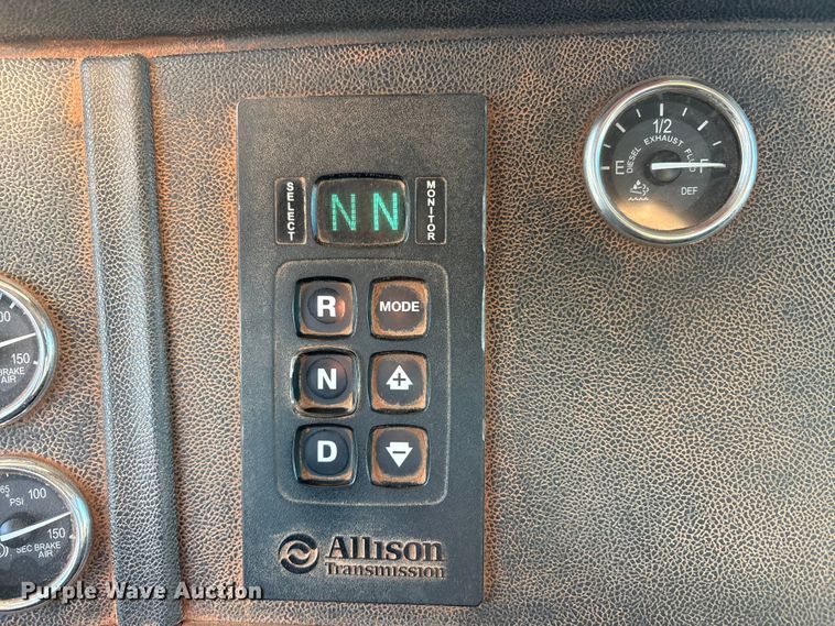 image for item EU4590 2016 Peterbilt 365 semi truck