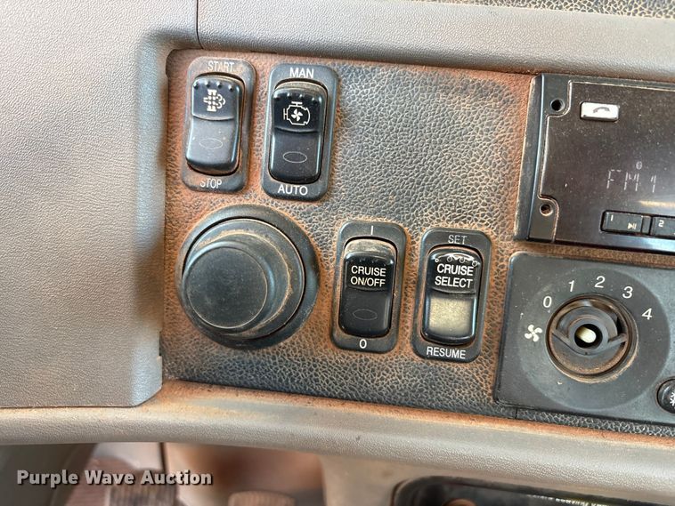 image for item EU4590 2016 Peterbilt 365 semi truck