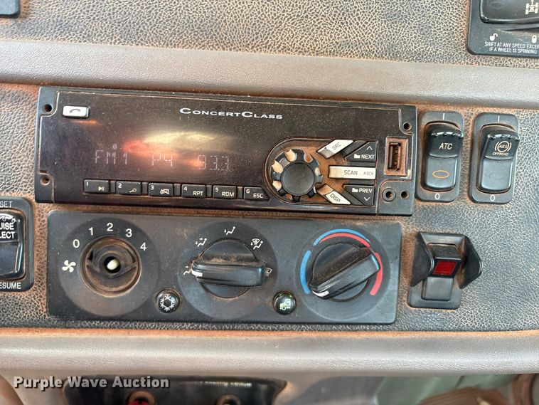 image for item EU4590 2016 Peterbilt 365 semi truck