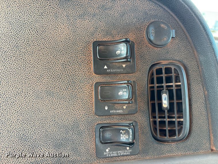 image for item EU4590 2016 Peterbilt 365 semi truck