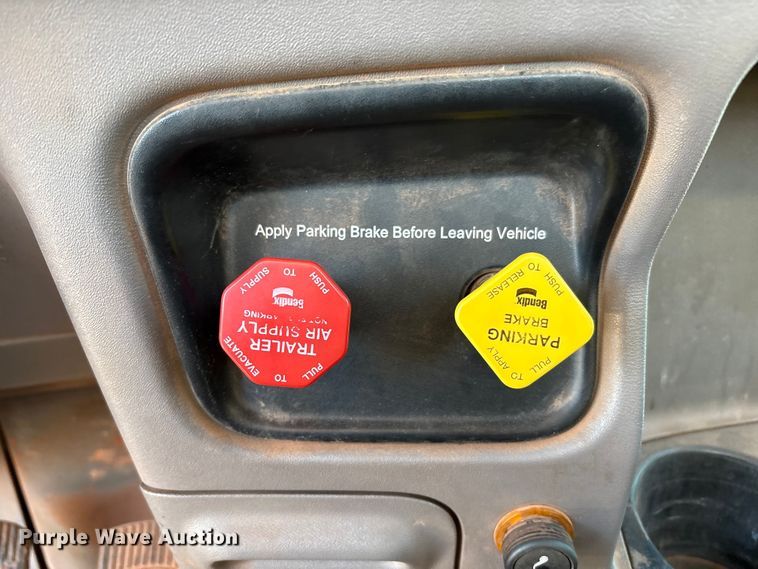 image for item EU4590 2016 Peterbilt 365 semi truck