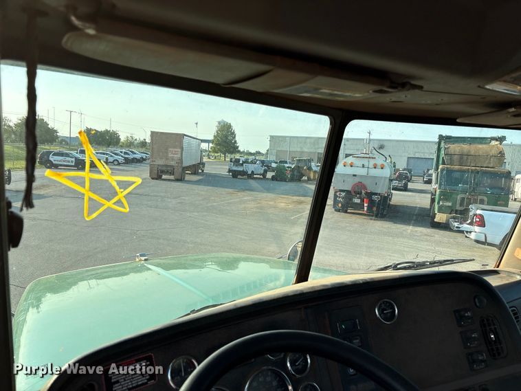 image for item EU4590 2016 Peterbilt 365 semi truck