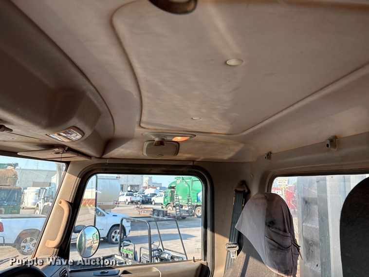 image for item EU4590 2016 Peterbilt 365 semi truck