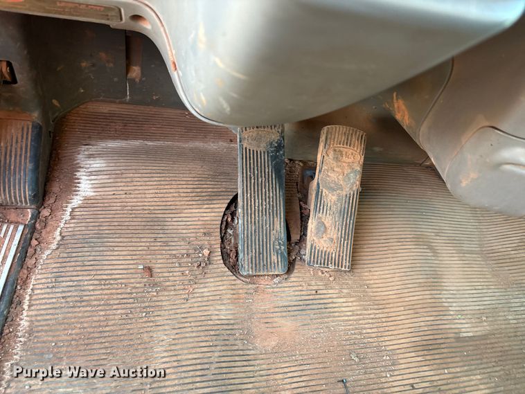 image for item EU4590 2016 Peterbilt 365 semi truck